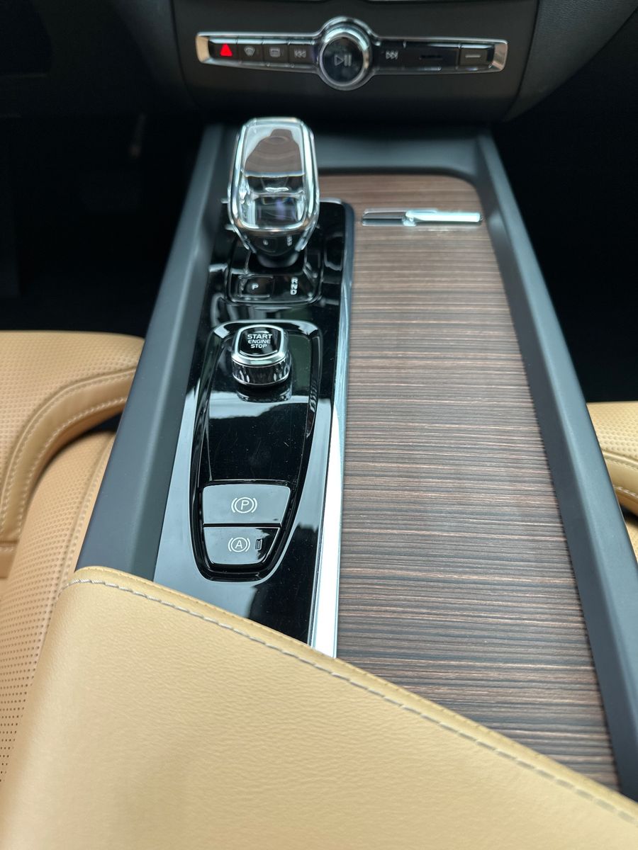 Fahrzeugabbildung Volvo XC60 T6 AWD Recharge Plus Bright NAV+LED+PANO