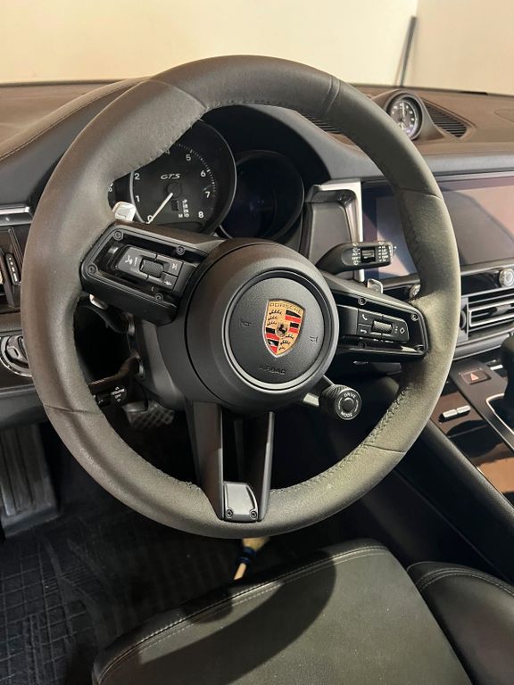 PORSCHE Macan 2023