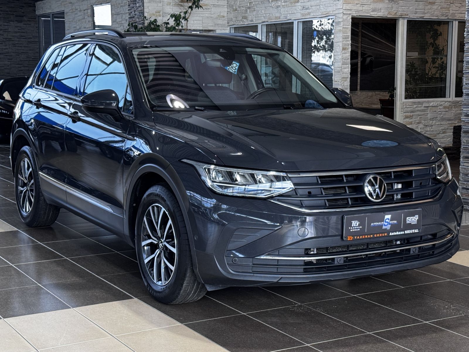 Volkswagen Tiguan Life Navi Spurassist. AHK ACC LED SHZ