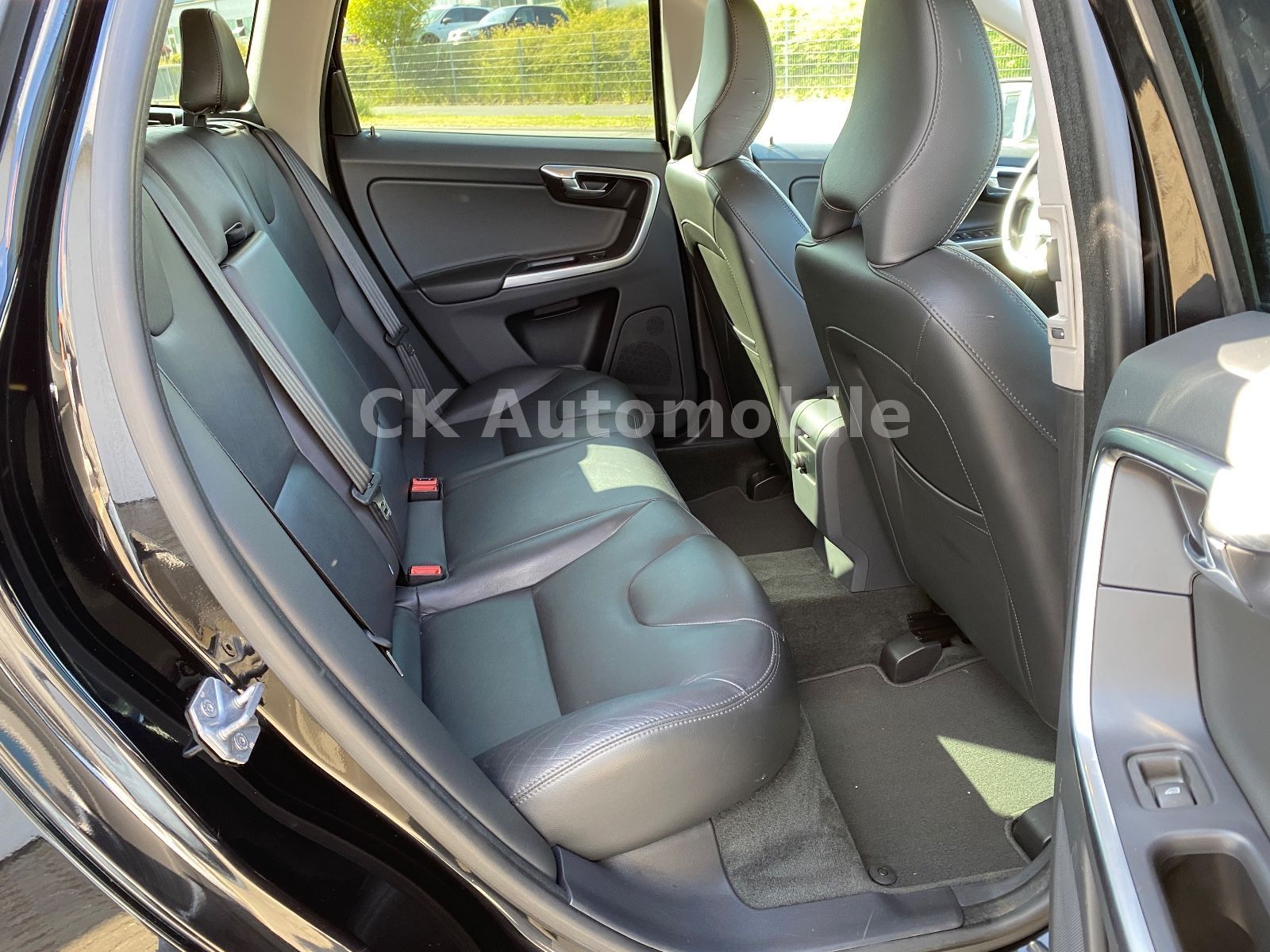 Fahrzeugabbildung Volvo XC60 D3 Summum 2WD/Navi/Leder/Bi-Xenon/PDC/AHK