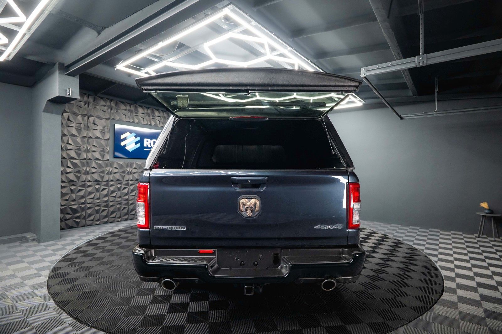 Fahrzeugabbildung Dodge RAM 5.7 V8 HEMI 4x4 Offroad Night LPG Hardtop