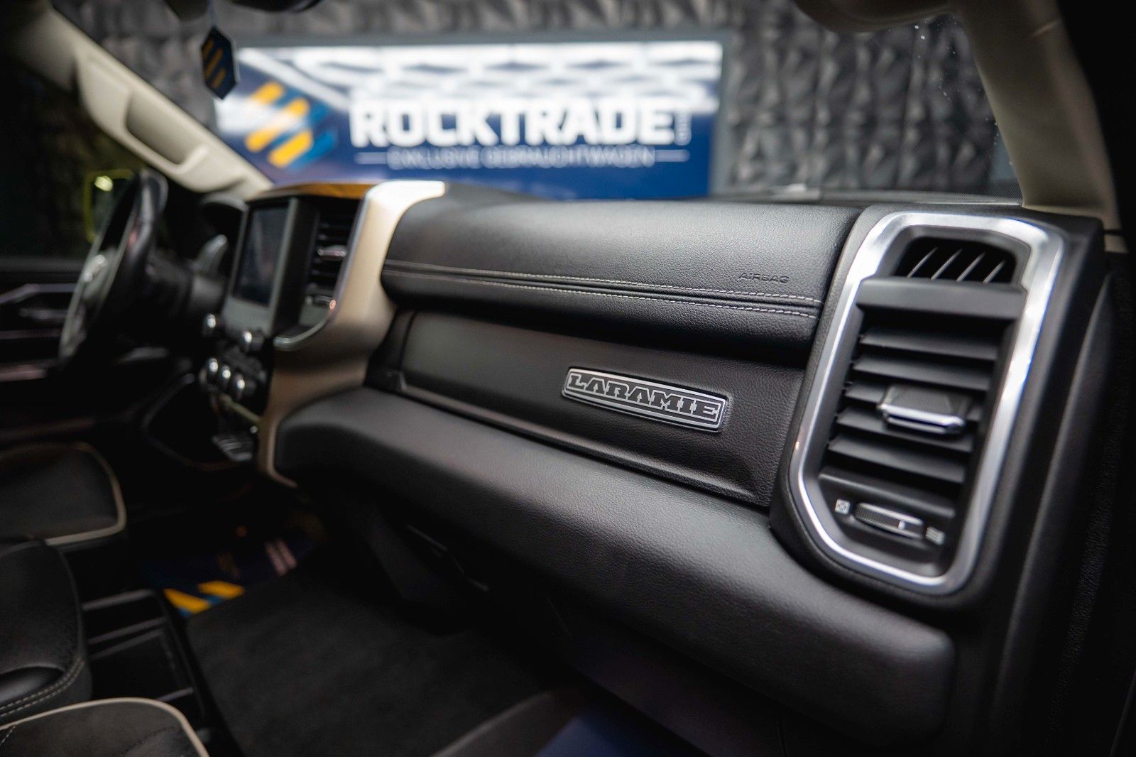 Fahrzeugabbildung Dodge RAM 5.7 V8 HEMI 4x4 LARAMIE Offroad Night LED