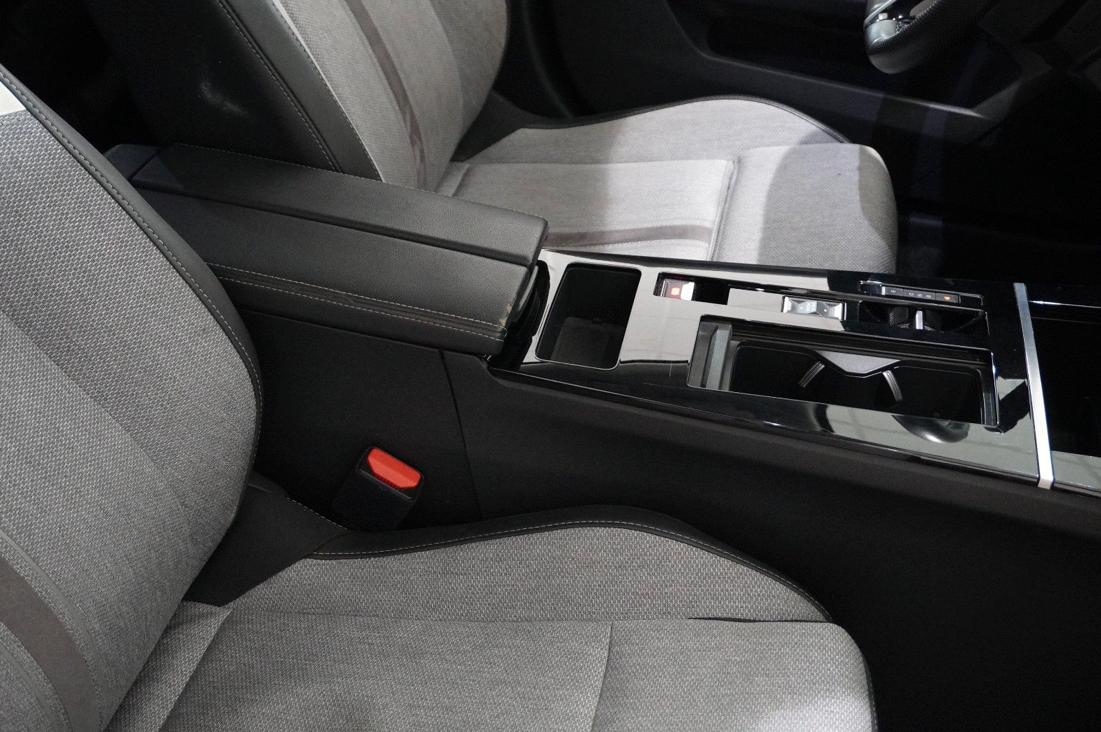 Fahrzeugabbildung Opel Astra L Lim. 1.6 HYBRID ELEGANCE NAVI/LED/KAMERA