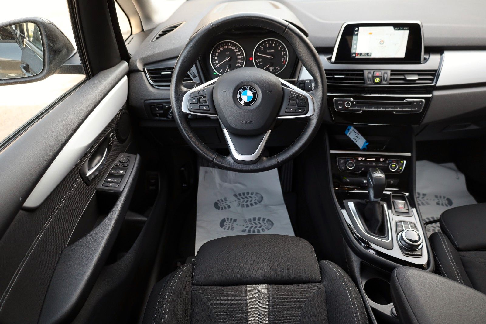 Fahrzeugabbildung BMW 218iA Advantage Active Tourer Navi,LED,SH,PDC