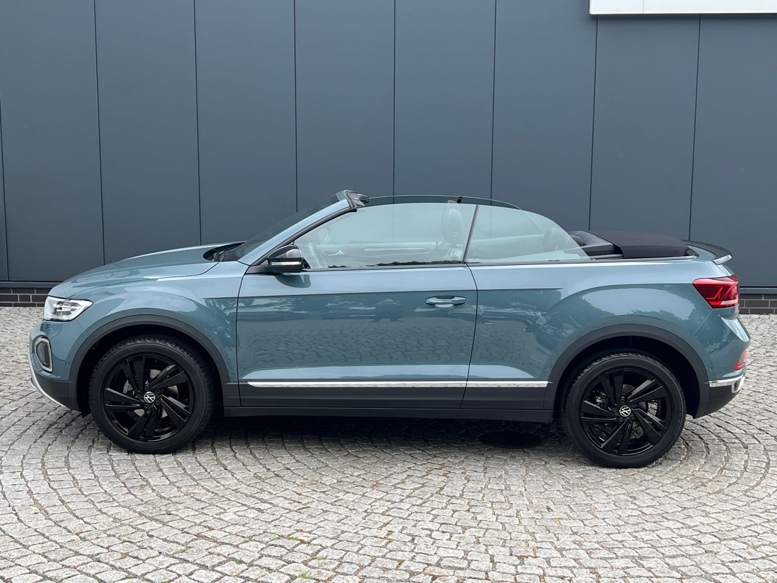 Fahrzeugabbildung Volkswagen T-Roc Cabriolet 1.5 TSI DSG *AHK, LED, Black Sty