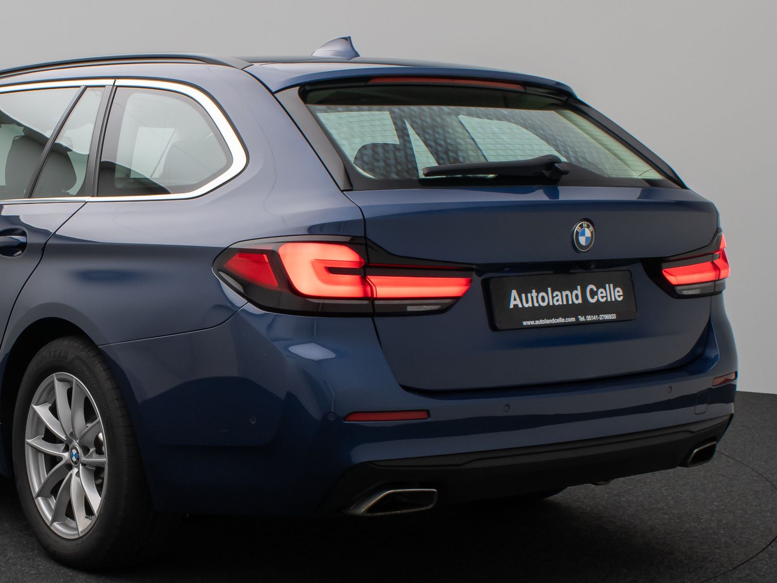 Fahrzeugabbildung BMW 530d Panorama Kamera HUD DAB Alarm AHK Sport