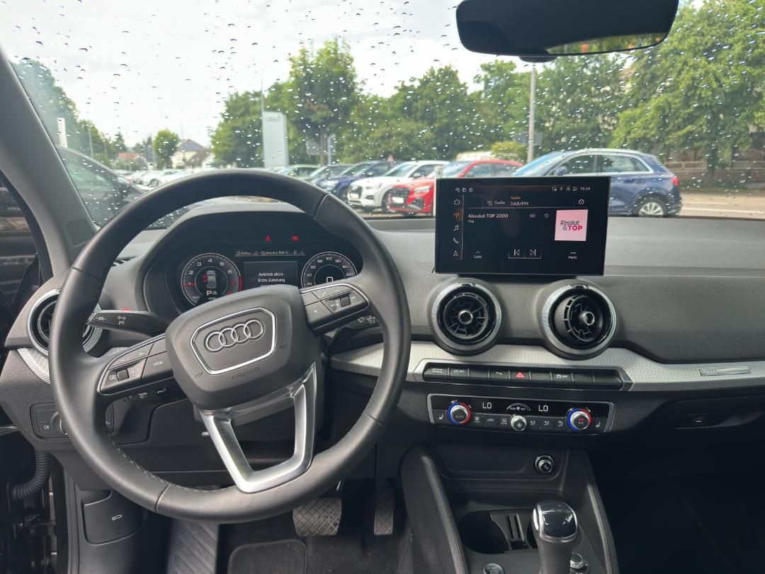 Fahrzeugabbildung Audi Q2 S line 35 TFSI S tronic Fahren Parken Leder