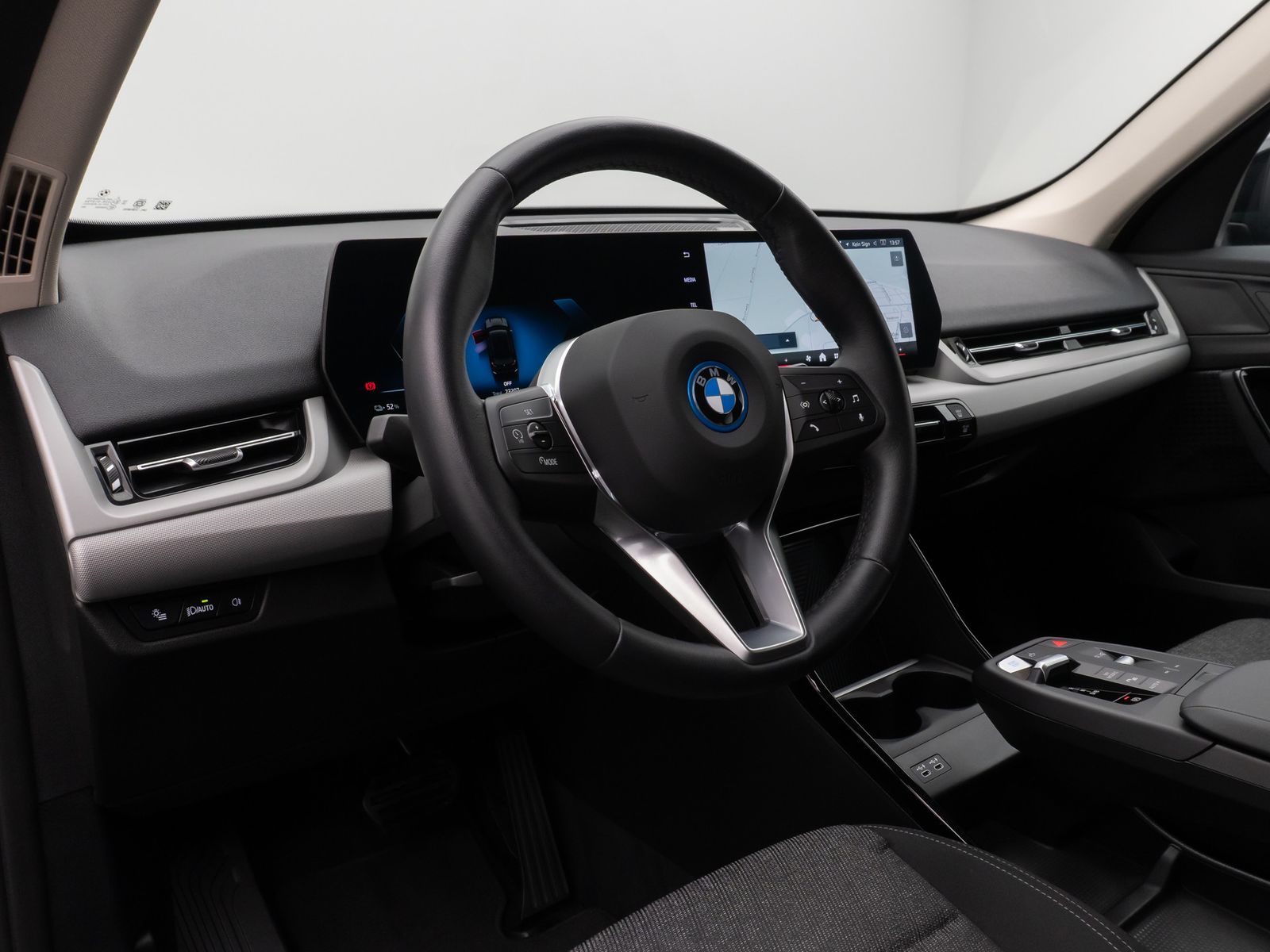 Fahrzeugabbildung BMW iX1 xDrive30 Kamera DAB Sitzhzg LED M Fahrwerk