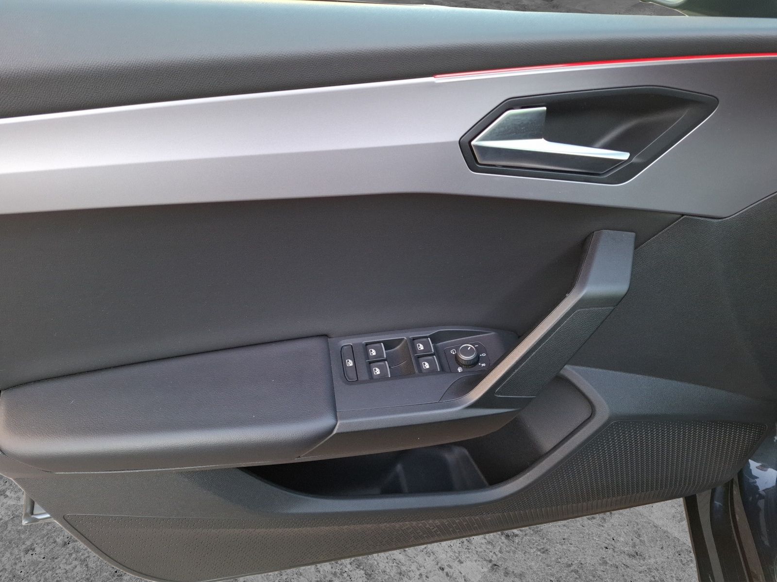 Fahrzeugabbildung SEAT Leon TSI FR LED Navi ACC Park-Assist SH