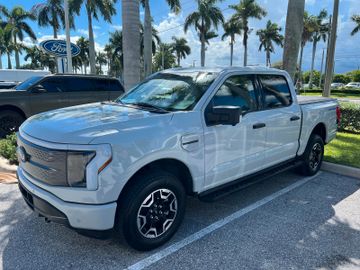 Ford F 150 Lightning SXT AWD Elektro 2023 hellgrau