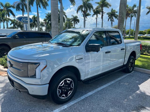 Ford F 150 Lightning SXT AWD Elektro 2023 hellgrau
