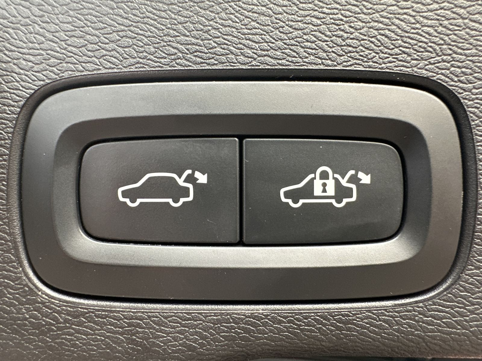 Fahrzeugabbildung Volvo XC60 B4 D Plus Dark NAV+MATRIX+ACC+21ZOLL+ALARM