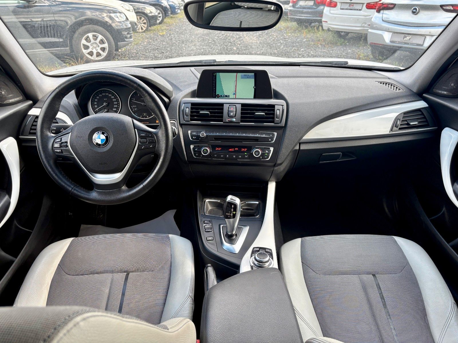 Fahrzeugabbildung BMW 120d 5-Türer URBAN Aut. Navi Xenon Leder SpeedLi