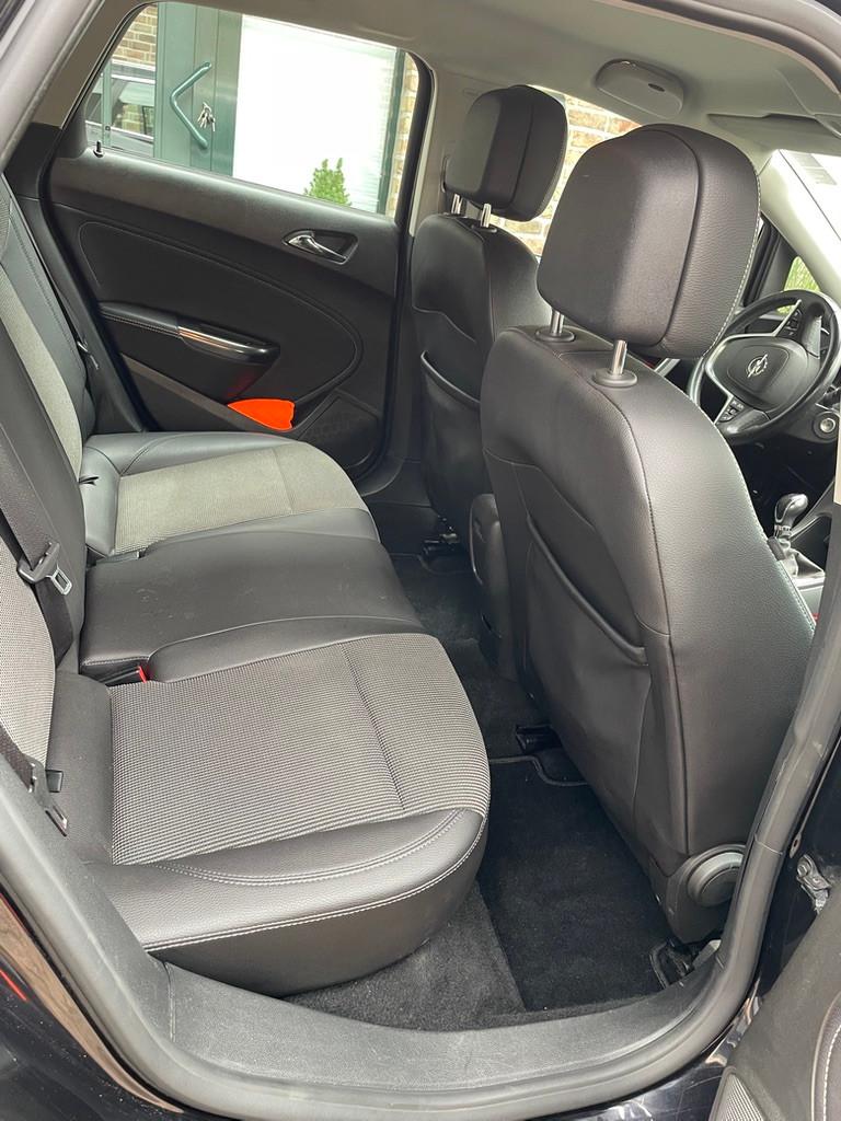 Opel Astra 2011 — photo 7