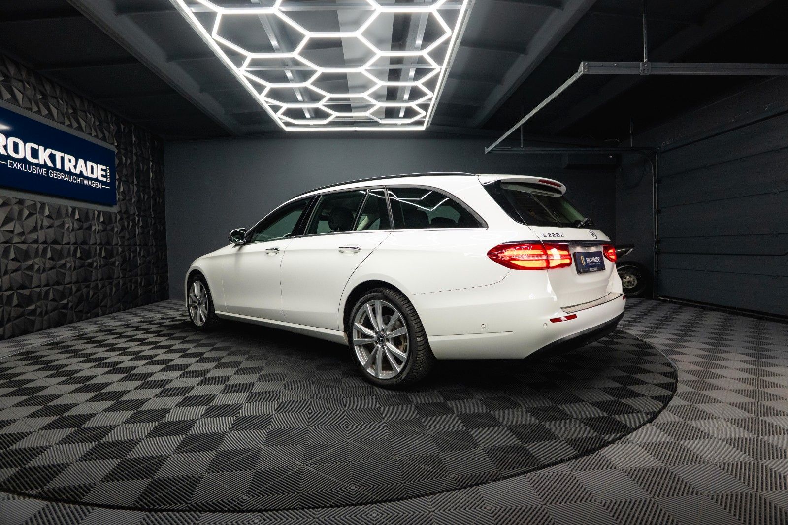 Fahrzeugabbildung Mercedes-Benz E 220d 4Matic Business *LED*Kamera*Scheckheft*