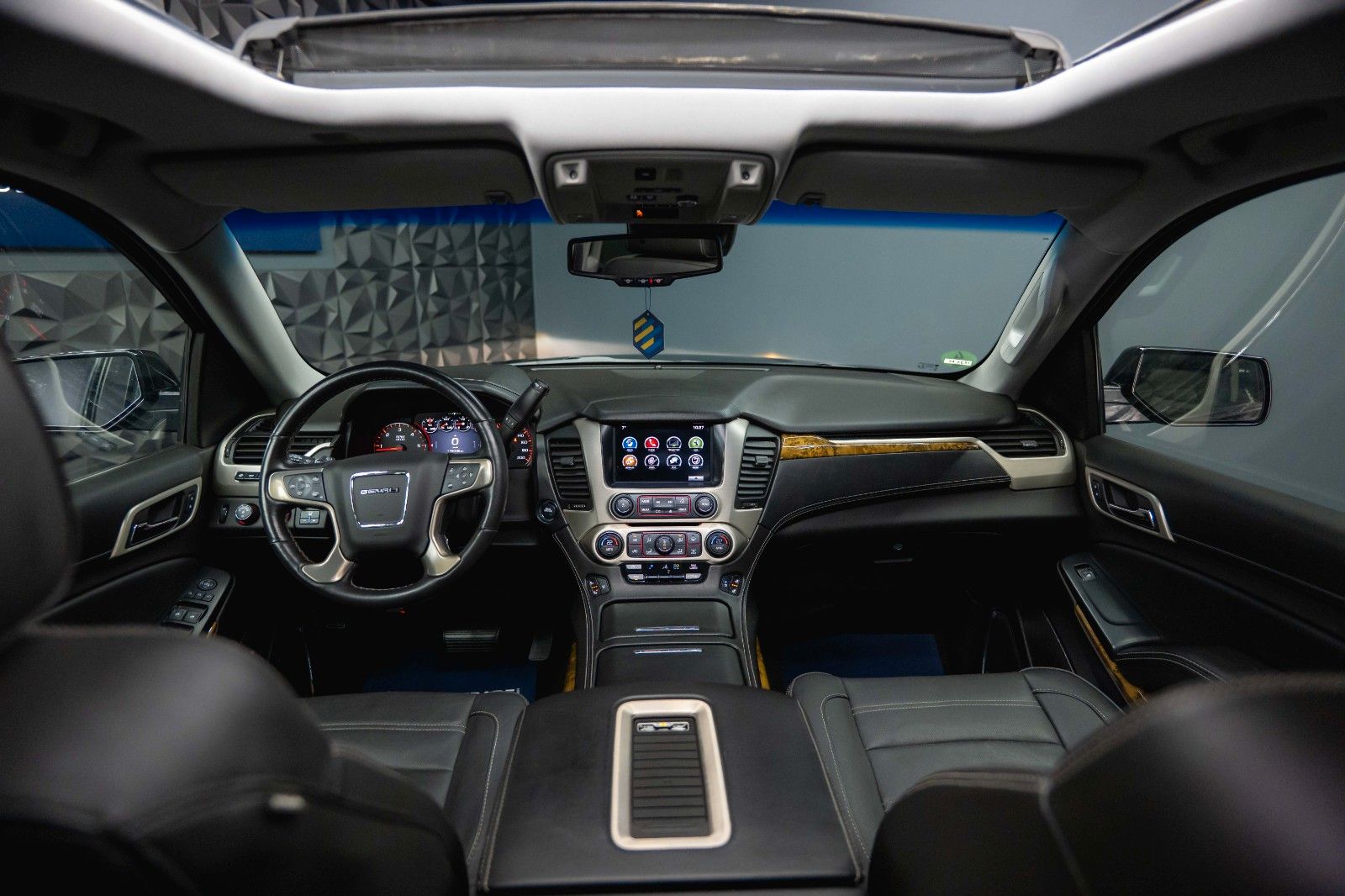 Fahrzeugabbildung GMC Yukon 6.2 V8 DENALI 4x4 LED *Unfallfrei*TV*ACC*