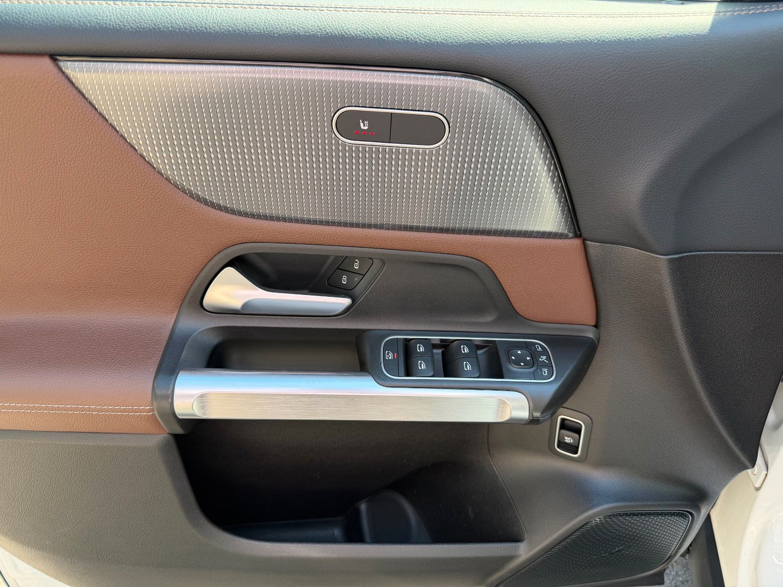 Fahrzeugabbildung Mercedes-Benz GLB 200d 4M 7Sitzer+StandH+Pano+Distr+AHK+360+