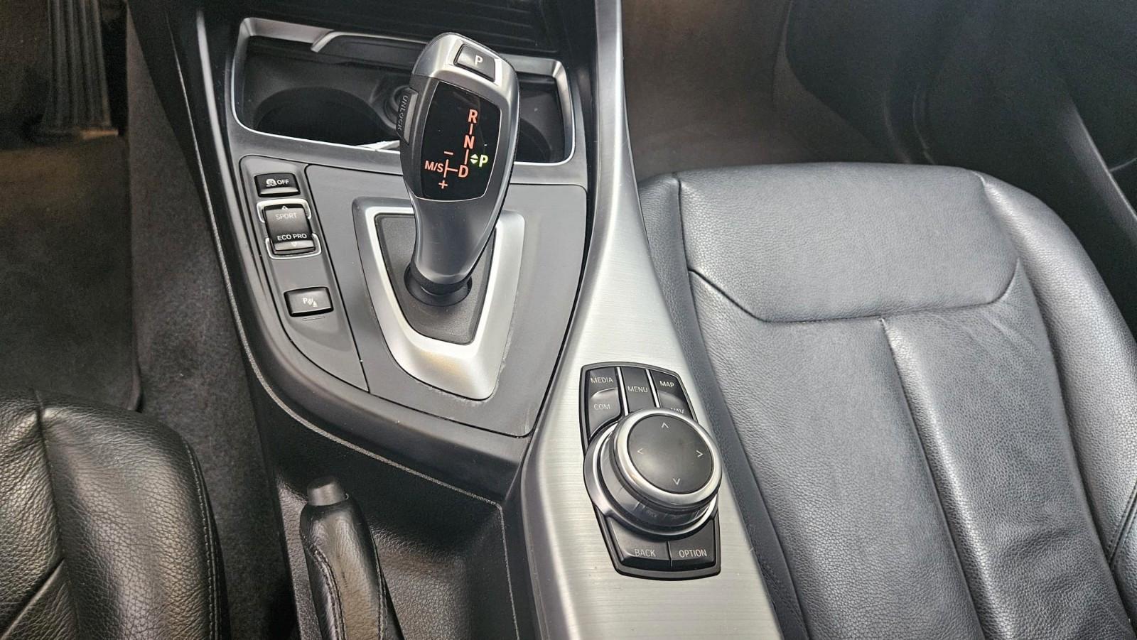 BMW 120i Vollleder Navi Tempomat Sitzheizung PDC LED