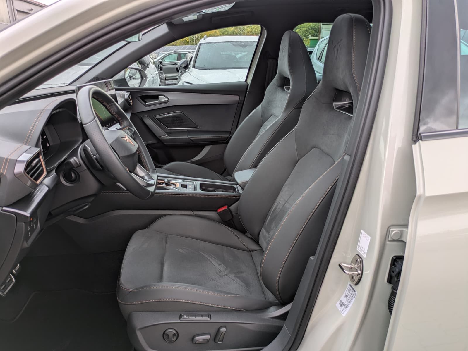 Fahrzeugabbildung CUPRA Leon 2.0 TSI VZ 4x4 PANO*MATRIX*AHK*SENNH.*DINAM