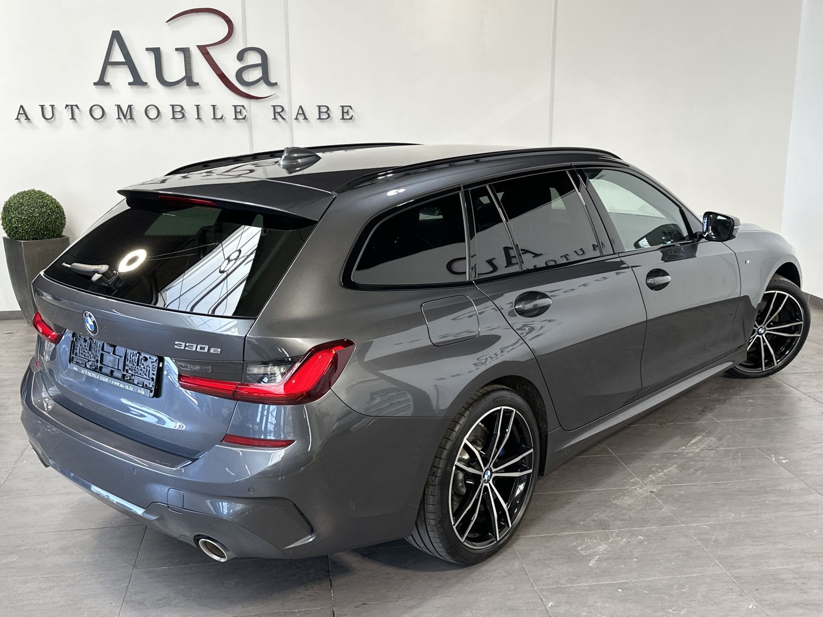 Fahrzeugabbildung BMW 330e Touring M-Sport NAV+LASER+KAM+19ZO+H&K+1HD