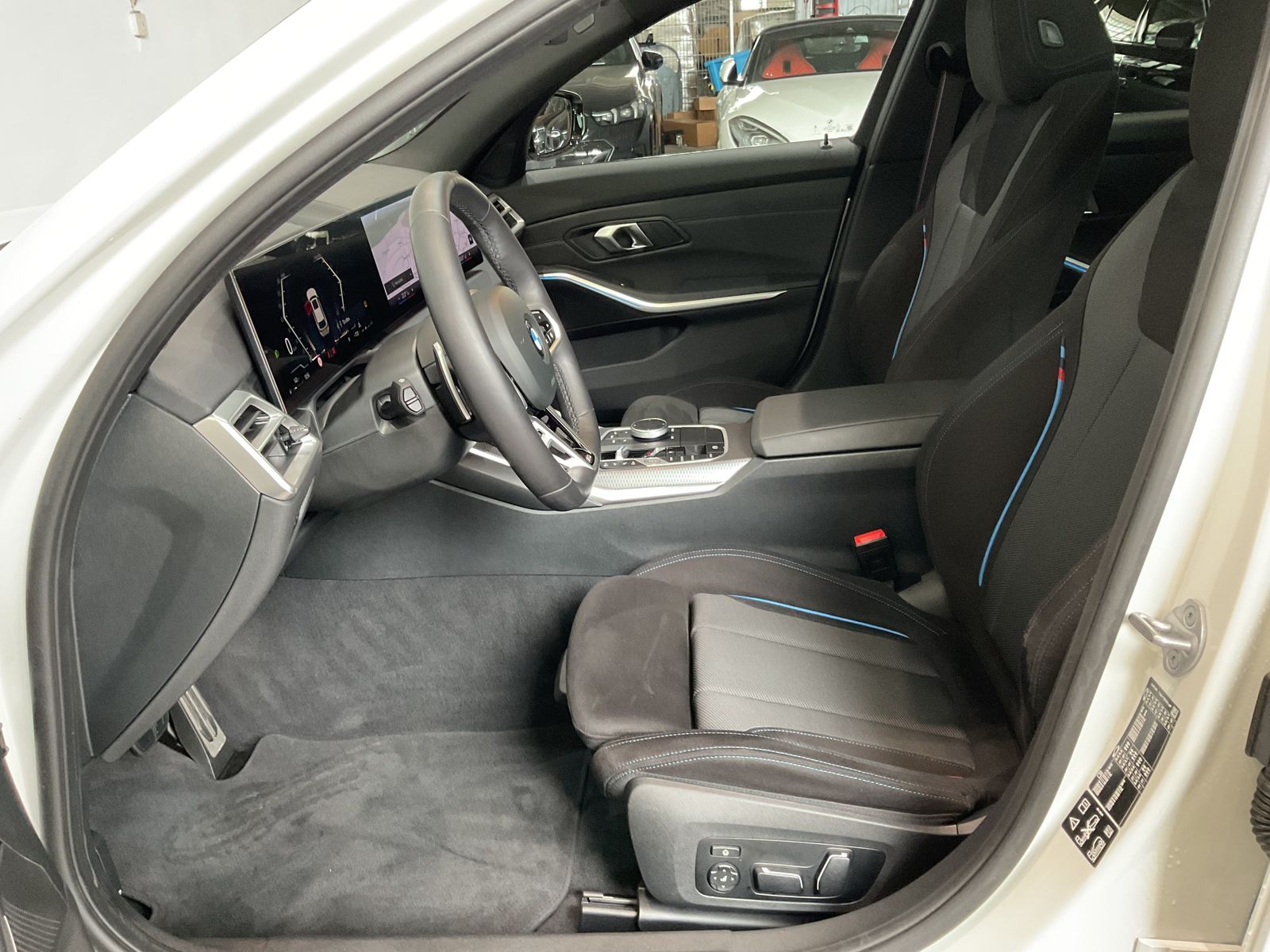 Fahrzeugabbildung BMW 330i xDrive | M Sportpaket pro | Panorama-Glasda