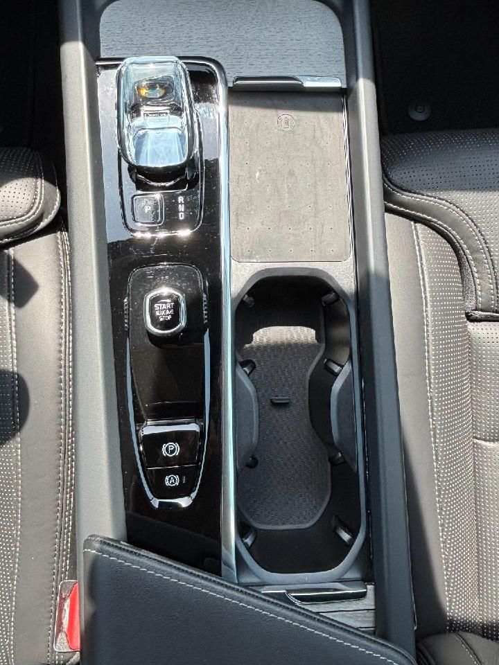 Fahrzeugabbildung Volvo V60 Kombi Plus Dark LED DAB AHK ACC Harman Kardo