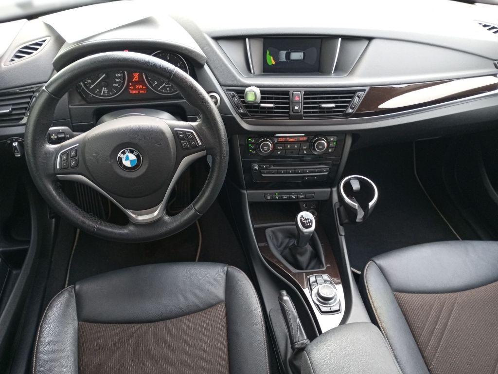 Fahrzeugabbildung BMW X1 xDRIVE 18D Panoramadach
