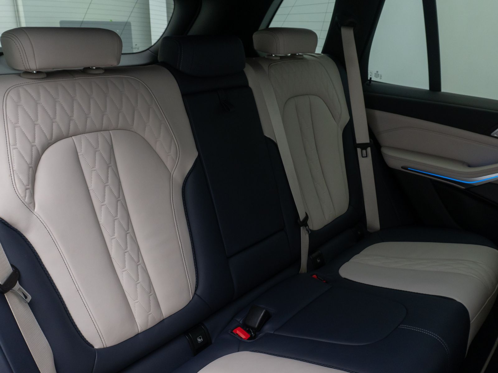 Fahrzeugabbildung BMW X5 xD45e MSport HUD H/K 360°Laser DAB Individual