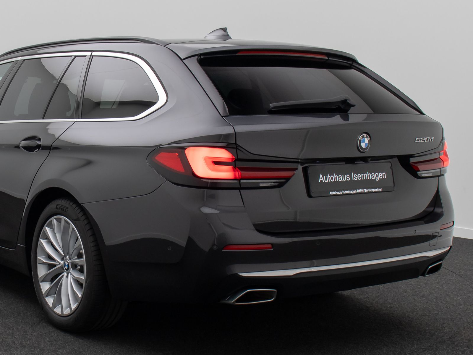 Fahrzeugabbildung BMW 520d Luxury Line DAB Kamera HUD Laser SoftClose