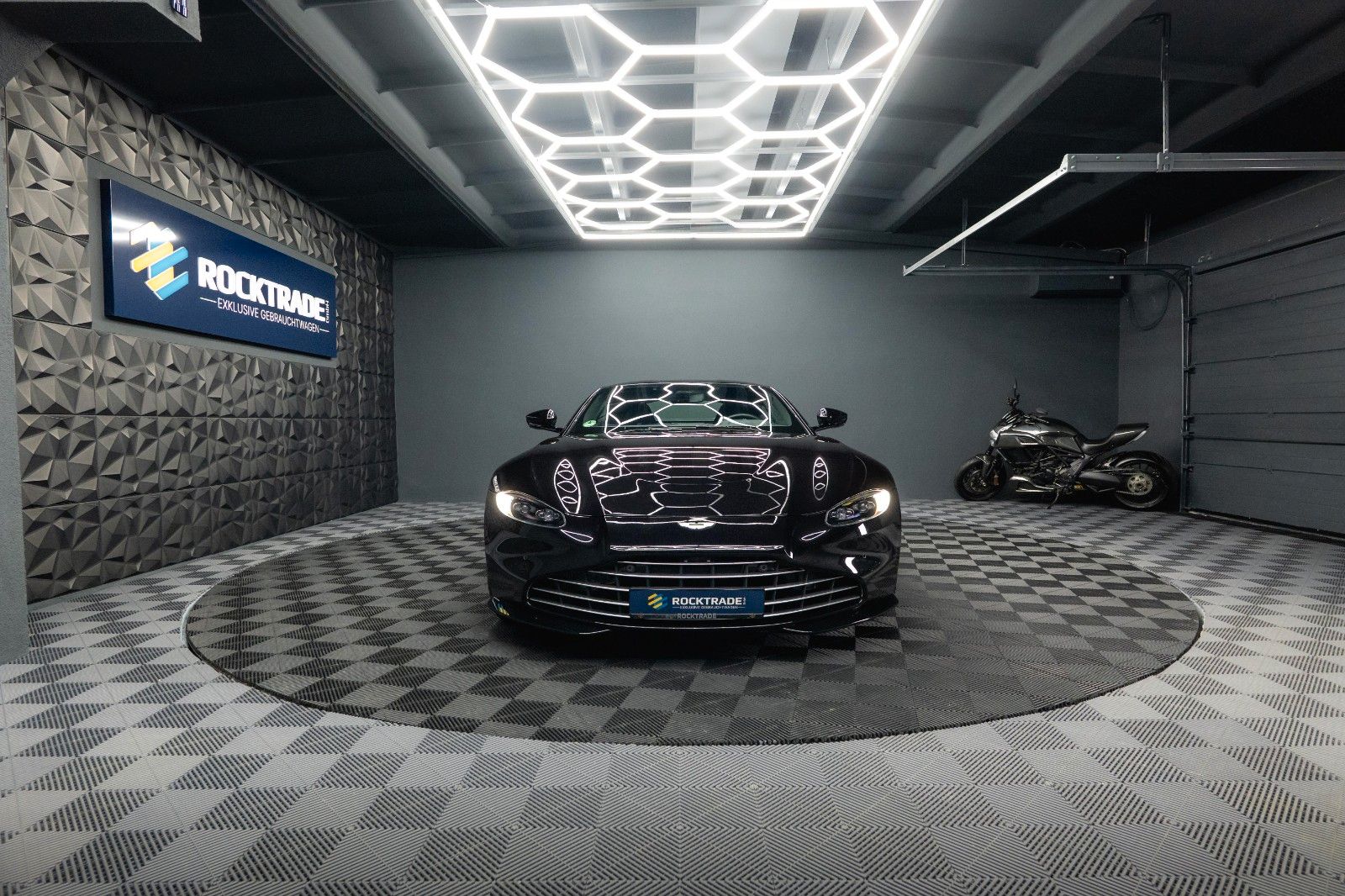 Fahrzeugabbildung Aston Martin V8 Vantage 4.0 V8 DB11 Coupe *1.Hand*360*Memory*