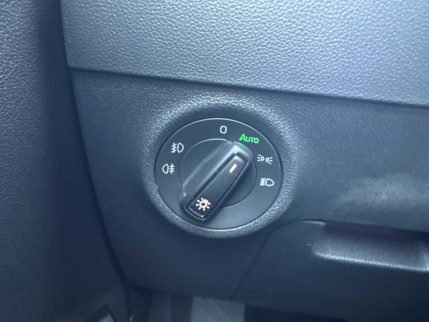 Fahrzeugabbildung SKODA Karoq Clever AHK BeheizbareWSS KLIMA ElekHeckkla