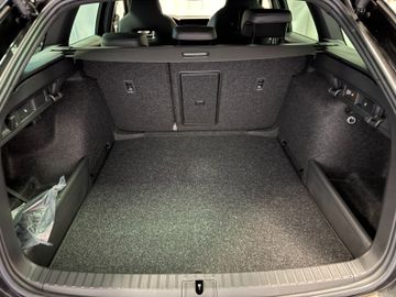 Fahrzeugverkauf 29 Skoda Octavia Combi 1.5 TSI Sportline Matrix AHK