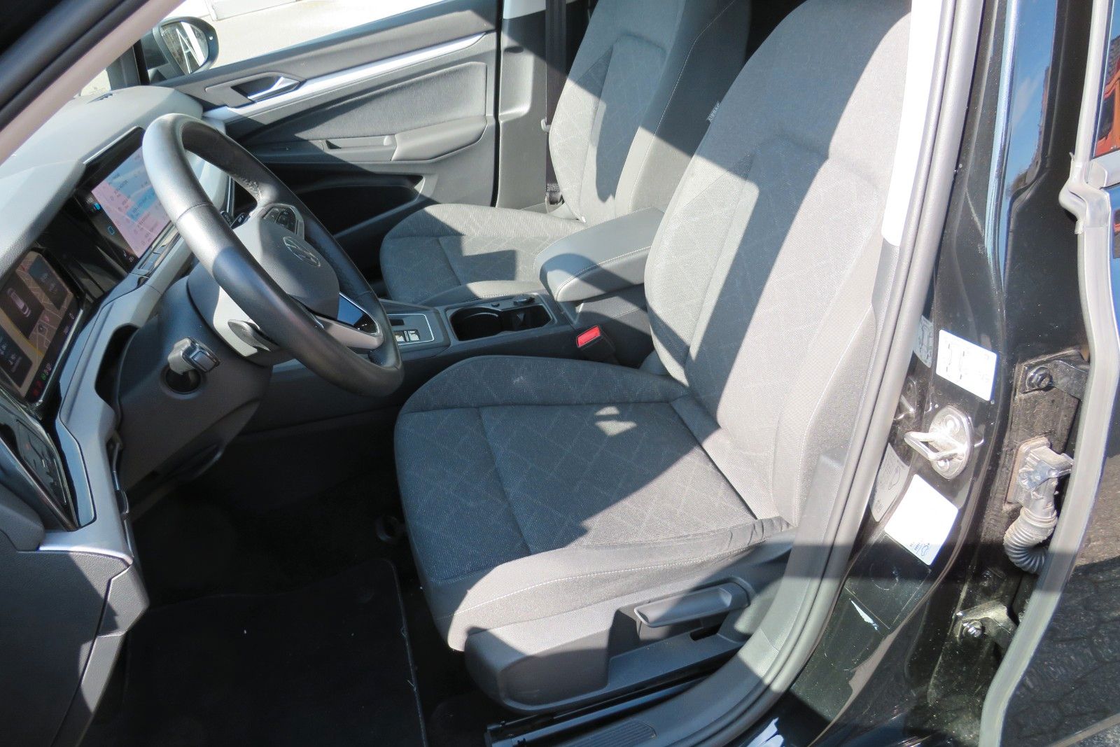 Fahrzeugabbildung Volkswagen Golf Variant LIFE DSG NAVI APP ACC SITZH. LED 1H