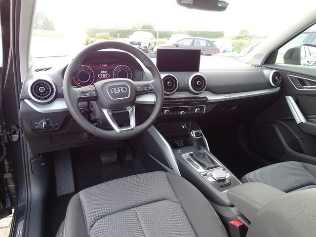 Q2 35 TFSI S-tronic  advanced / Matrix-LED