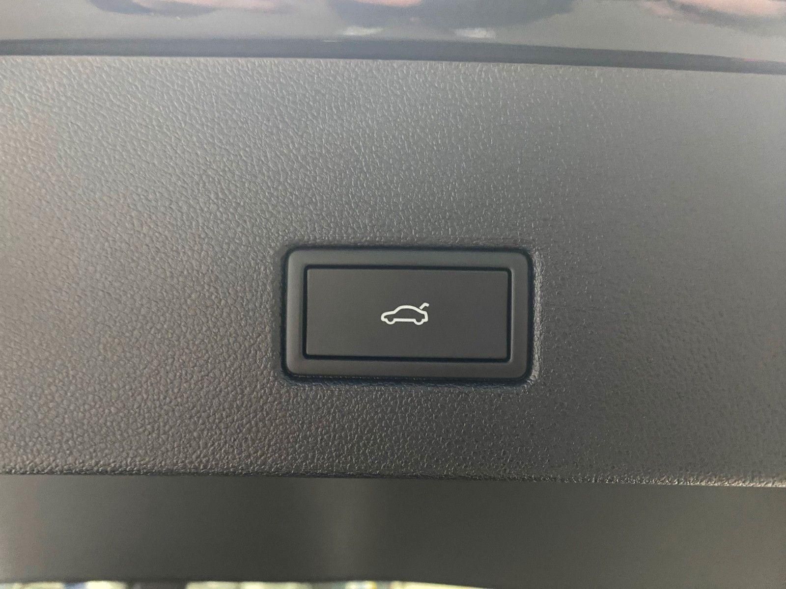 Fahrzeugabbildung Volkswagen T-Roc 1.5 TSI DSG R-Line+ACC+AHK+19"+KAMERA+LED+