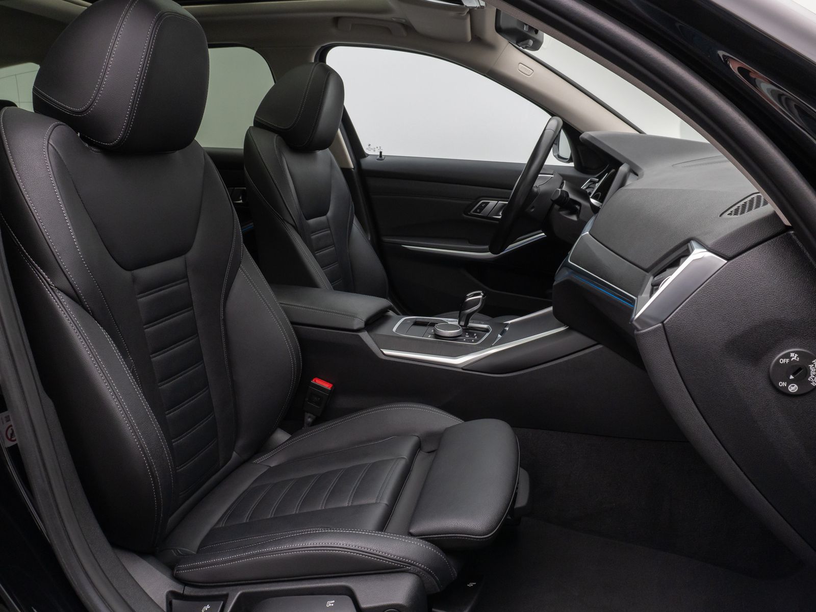 Fahrzeugabbildung BMW 330e xD Sport Line Panorama DAB HiFi Stop&Go AHK