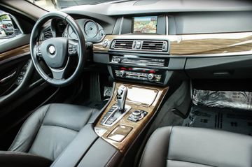 Fahrzeugabbildung BMW 530 d xDrive ModernLine LEDER NAVIGATION XENON