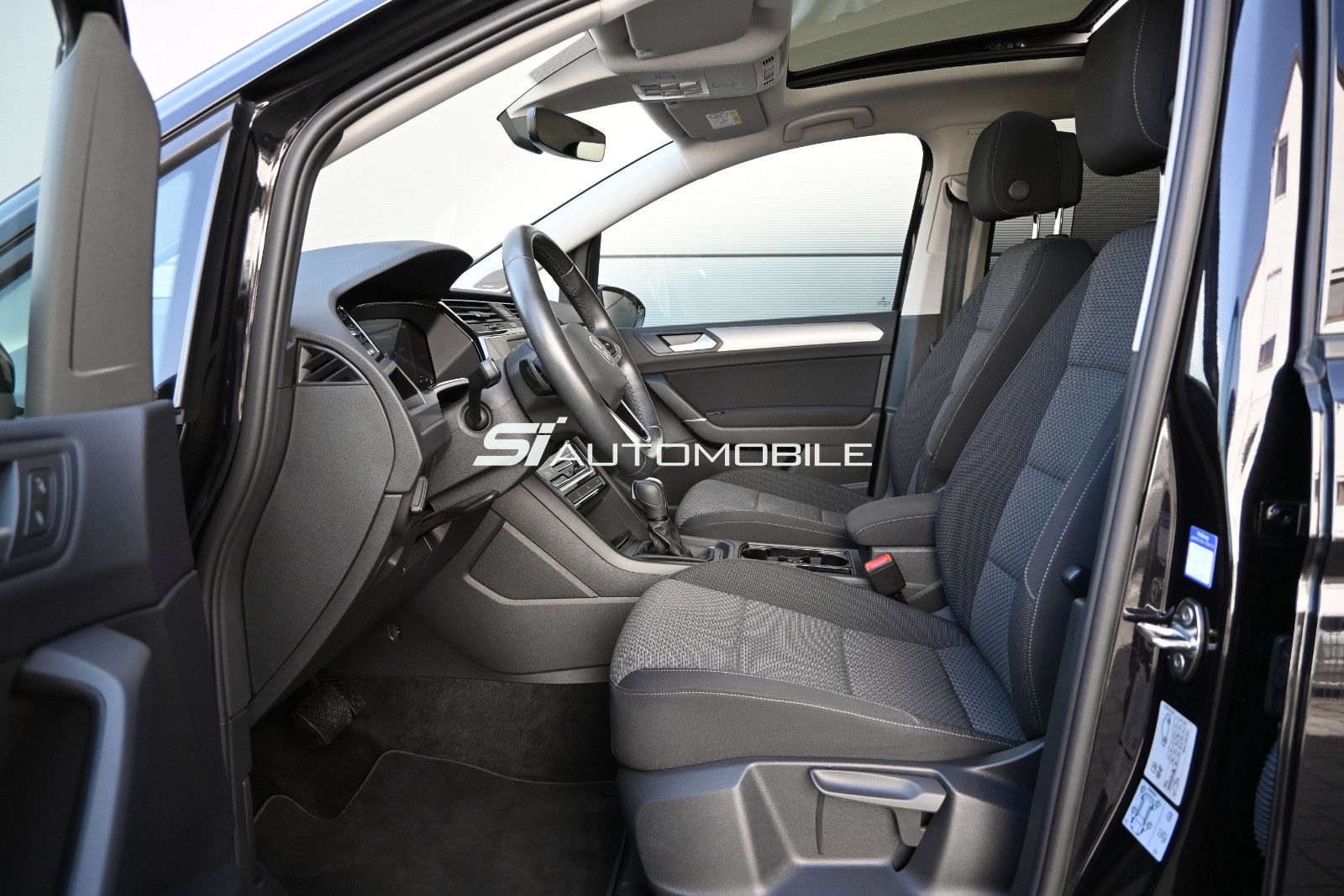 Fahrzeugabbildung Volkswagen Touran 1.5 TSI DSG °ACC°AHK°PANO°STHZ°DYNAUDIO°