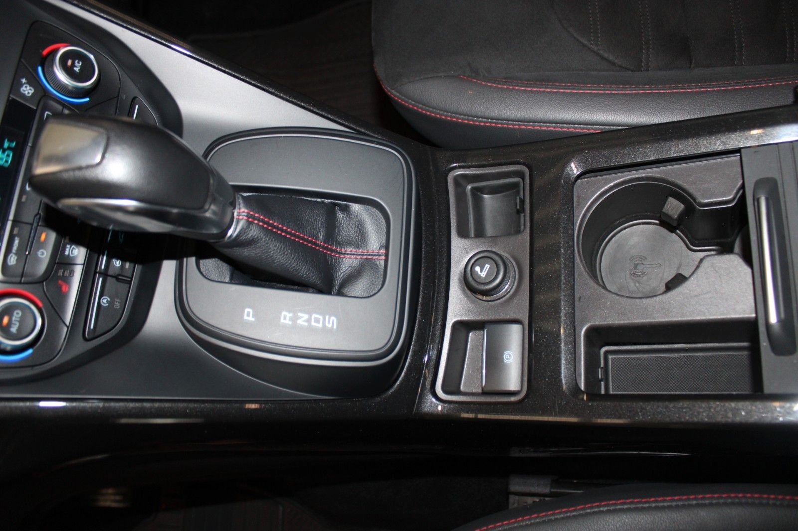 Fahrzeugabbildung Ford Kuga ST-Line Aut. 4x4 PANO CAM Xenon WinterPak.