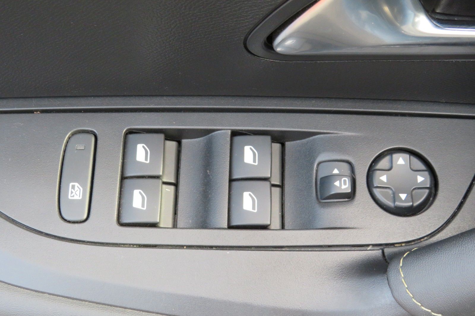 Fahrzeugabbildung Peugeot 2008 e- GT PDC KAMERA NAVI SITZH.