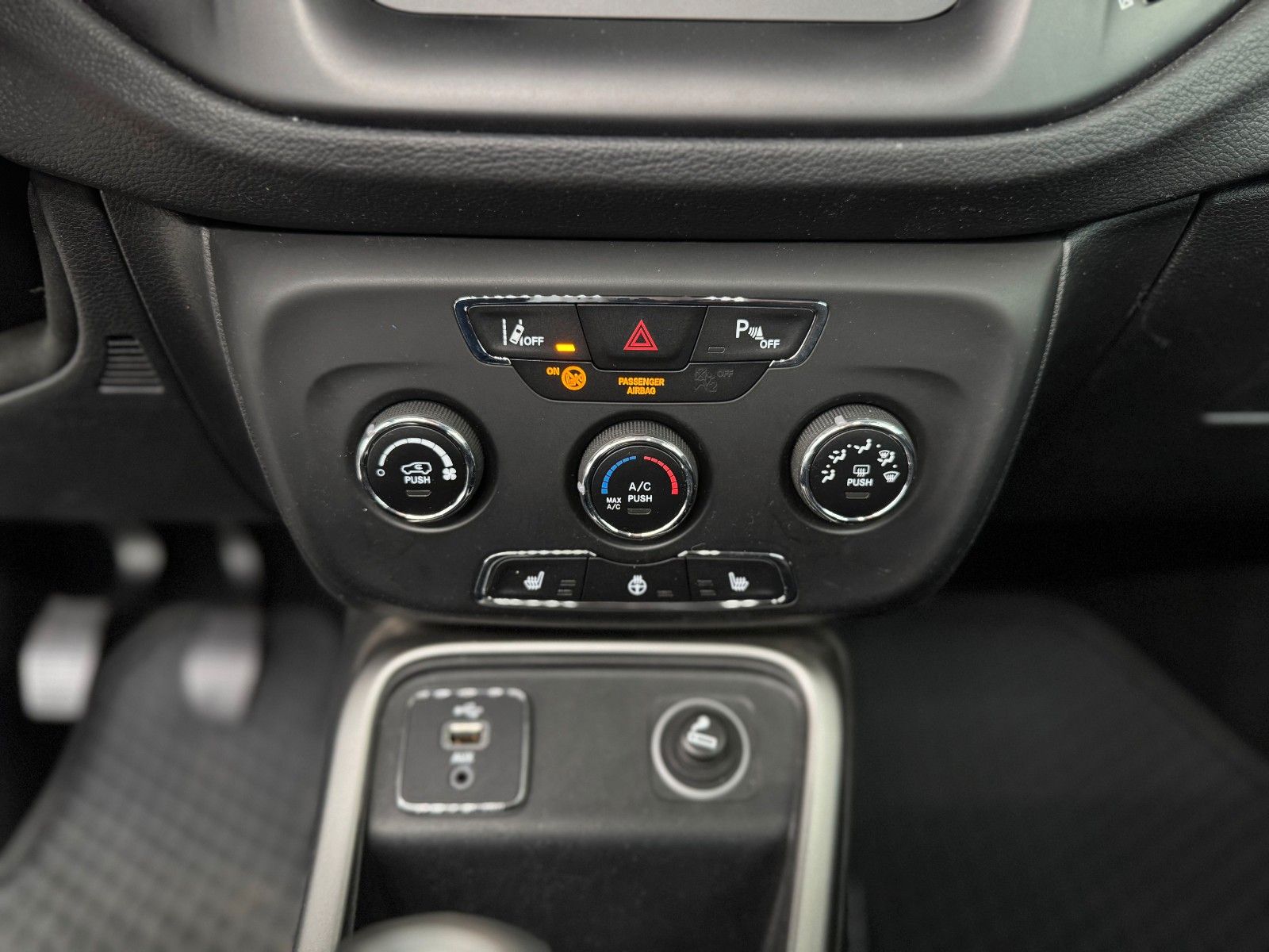 Fahrzeugabbildung Jeep Compass 1.4 T Longitude FWD  " Winterpaket "