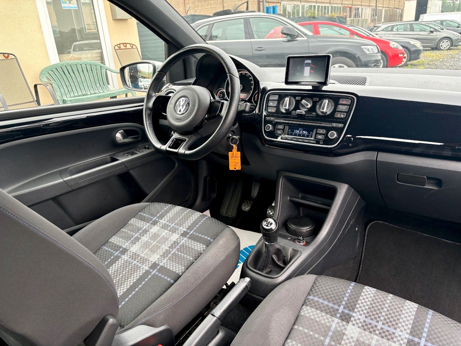 Fahrzeugabbildung Volkswagen up! 1.0 club up! Navi SHZ Klima 2.HD SCHECKHEFT