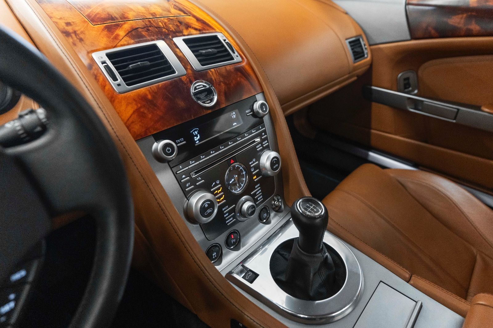 Fahrzeugabbildung Aston Martin DB9 Coupe Schalter 1/385 Sportpaket