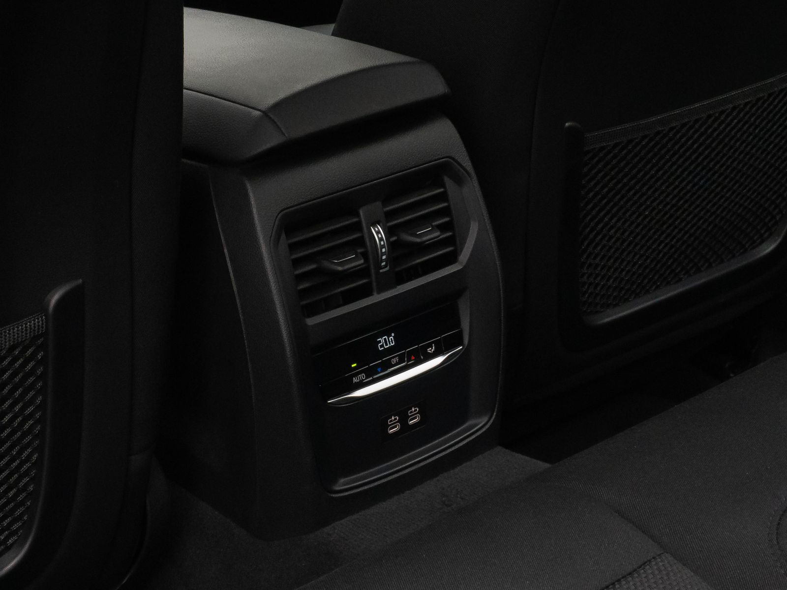 Fahrzeugabbildung BMW 330e GeschwindigReg PDC CockpitPlus DAB Sport