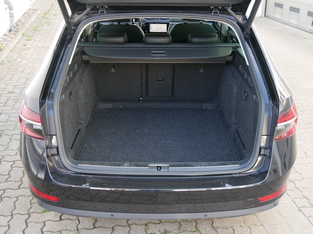 Fahrzeugabbildung SKODA Superb  2.0 TDI Premium Edition SHZ Navi PDC