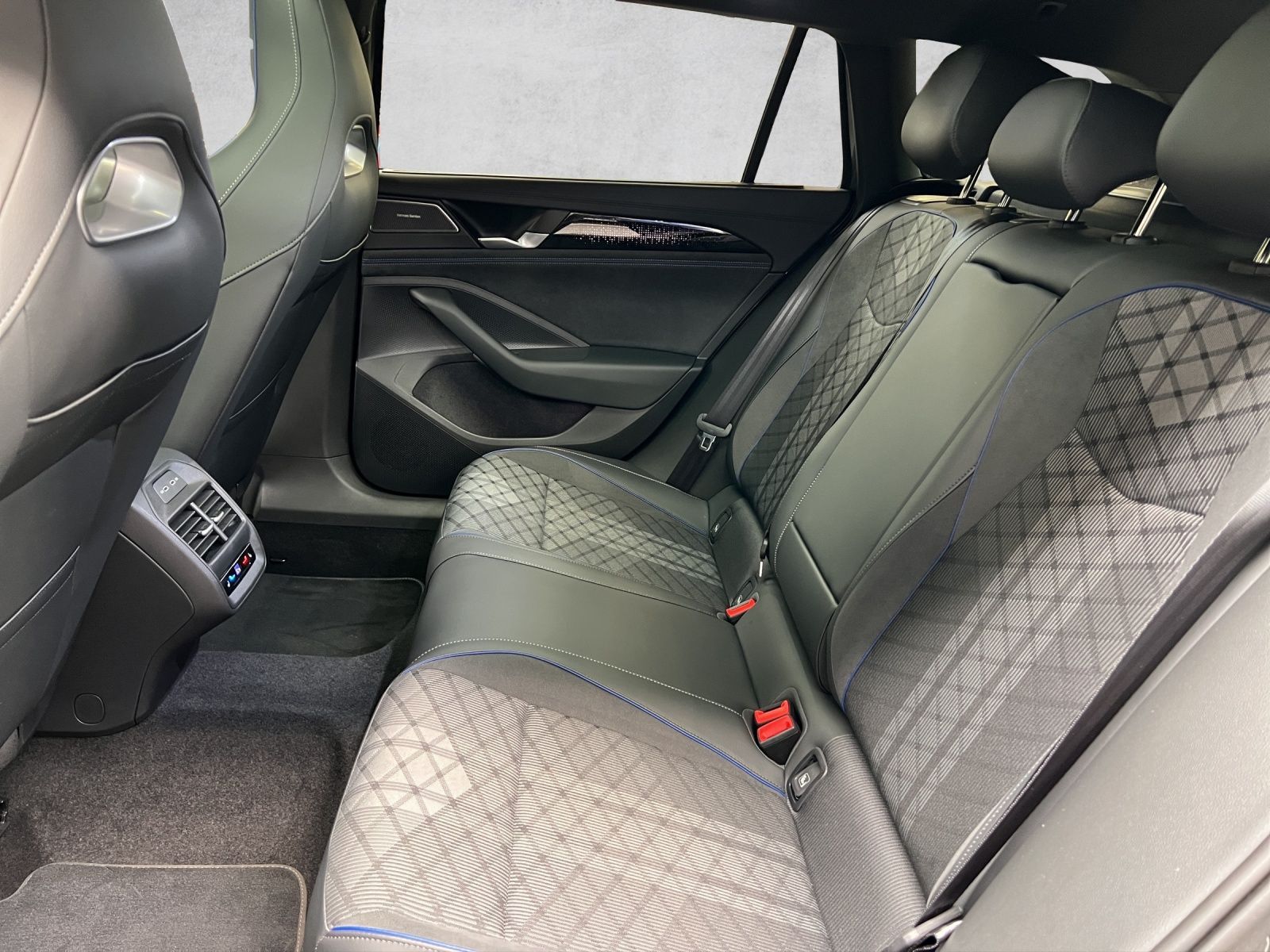 Passat Variant R-Line 1.5 TSI eHybrid AHK*Pano