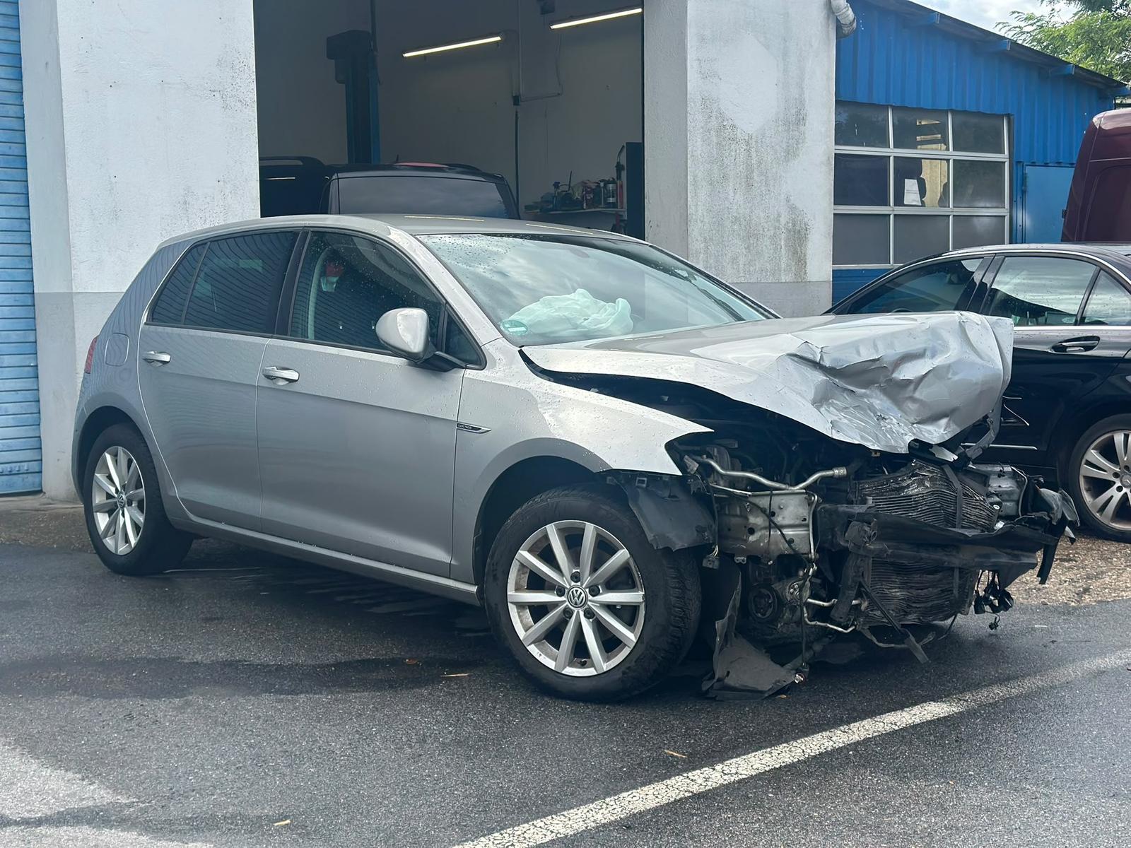 Volkswagen Golf VII 1.2 TSILounge BMT UNFALLFAHRZEUG