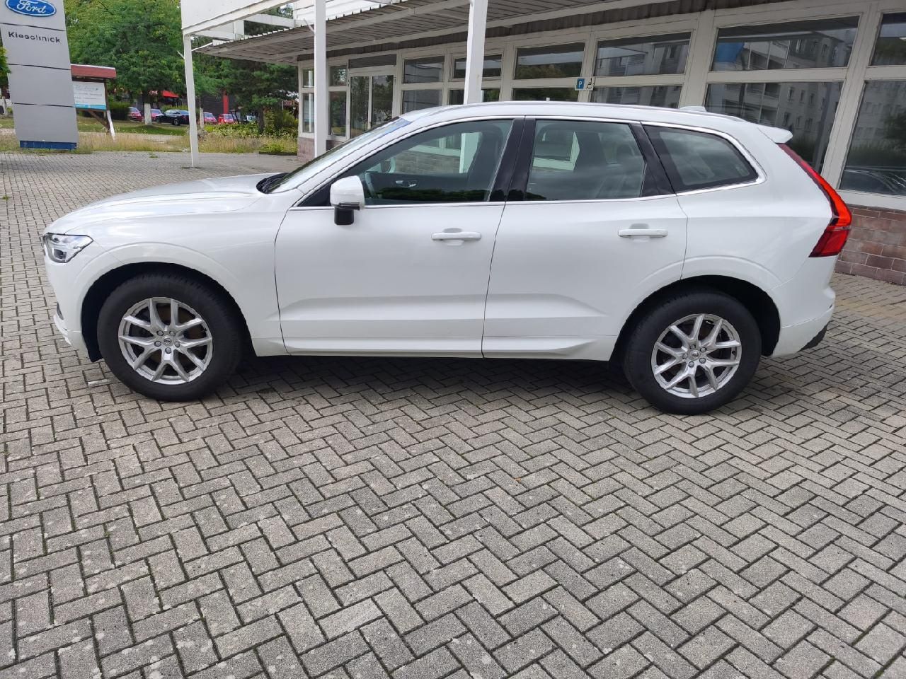 Fahrzeugabbildung Volvo XC60 Momentum Pro AWD