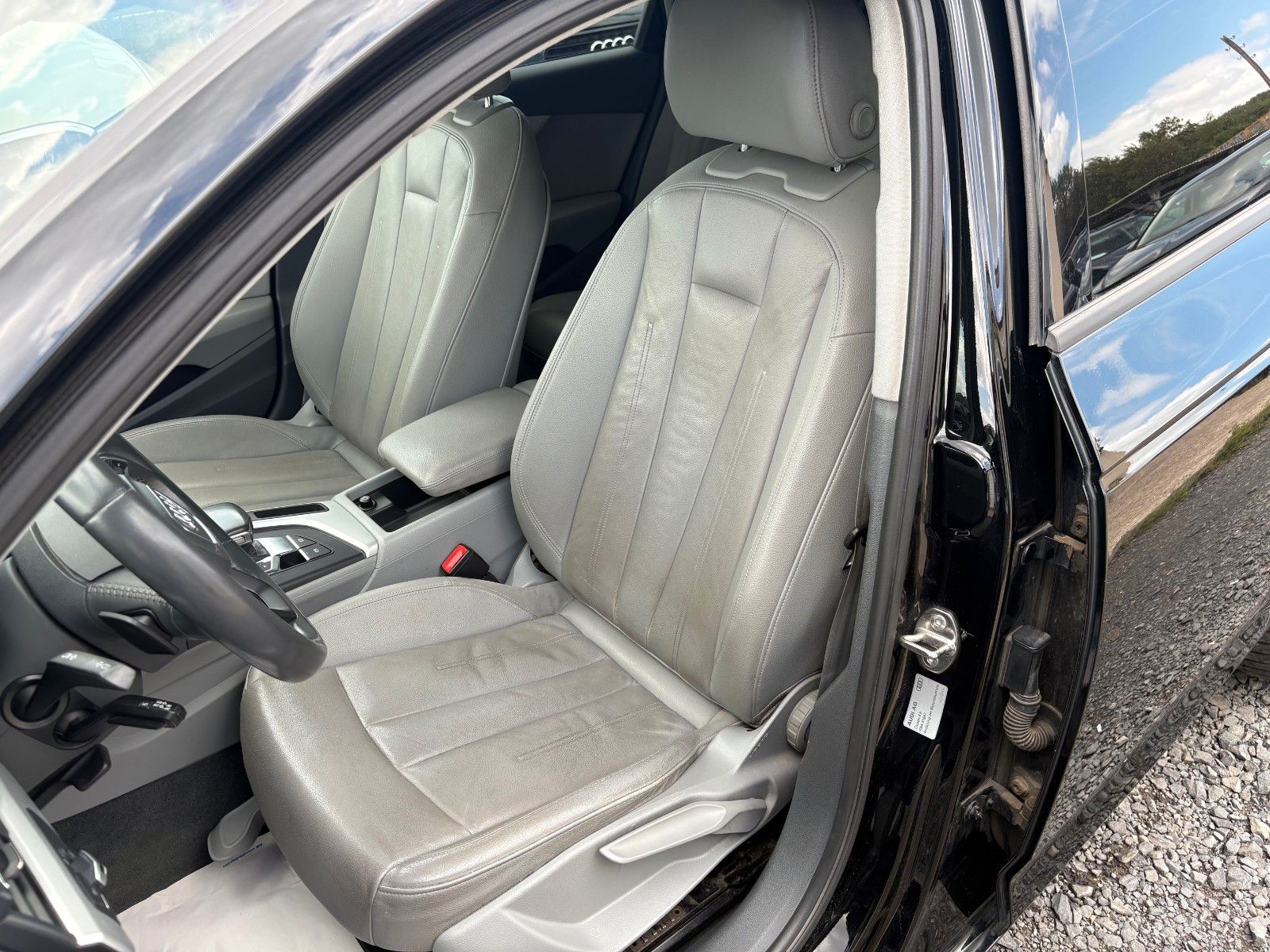 Fahrzeugabbildung Audi A4 2.0 TDI quattro Aut Navi Leder Xenon AHK SPOR