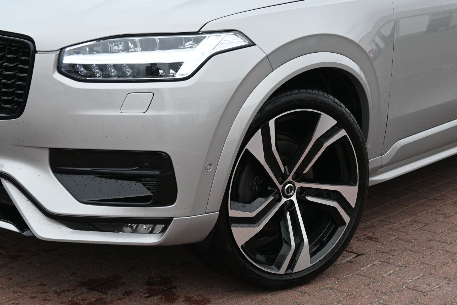 Fahrzeugabbildung Volvo XC90 B5 AWD Ultimate Dark *HUD*B&W*NAV*LUFT*MASS